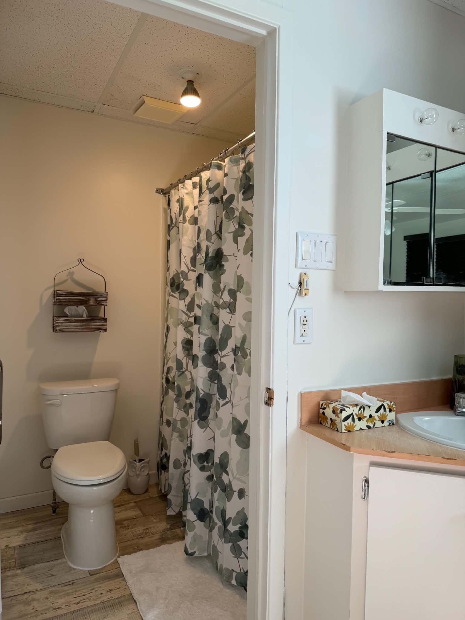 Salle de bain privée avec bain-douche et lavabo